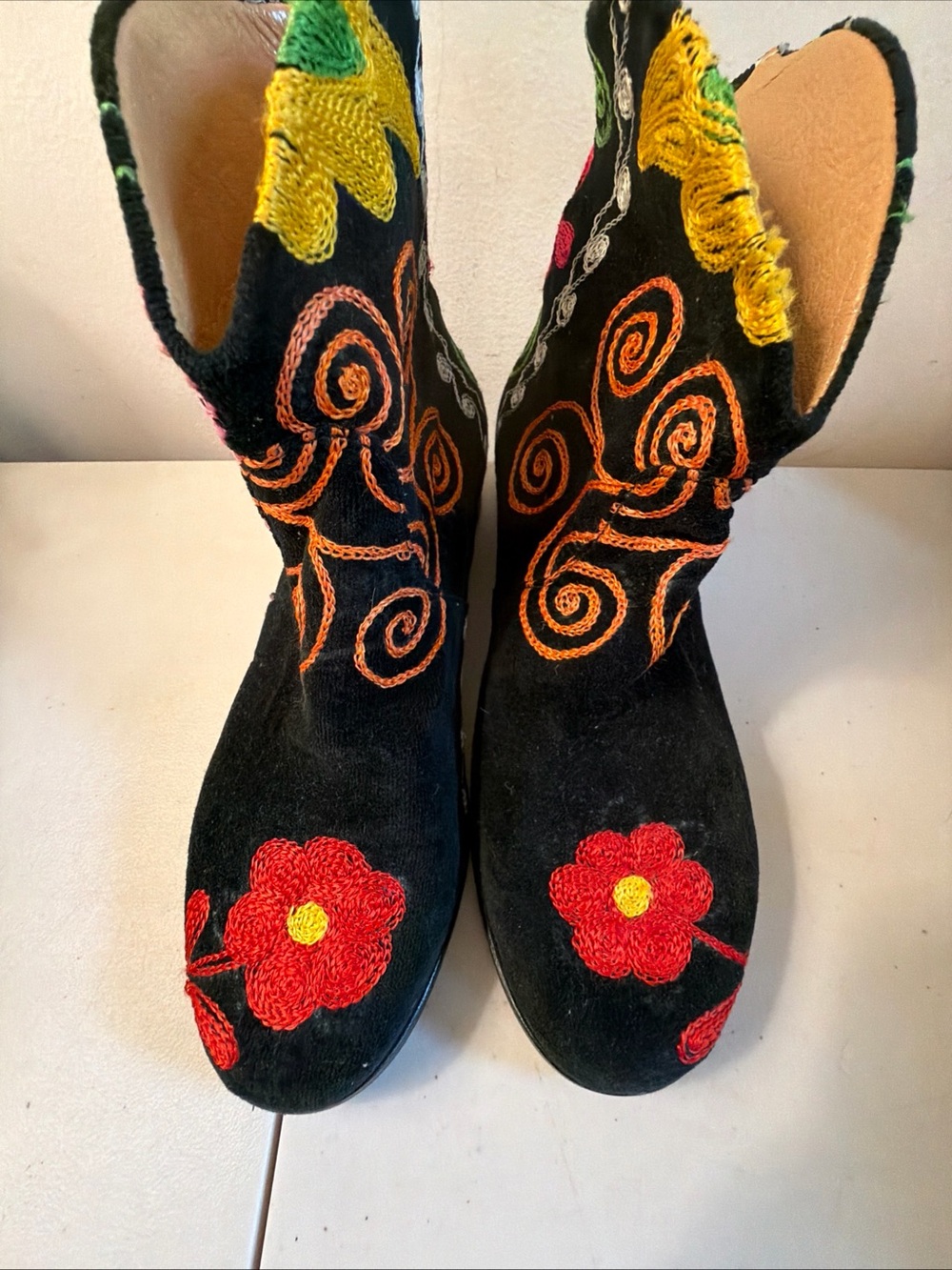 Size 8 US Artemis Women’s Embroidered Boho Style Ankle Boot EU 38
